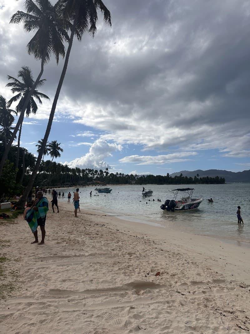 Botes en bahía tropical de Samaná