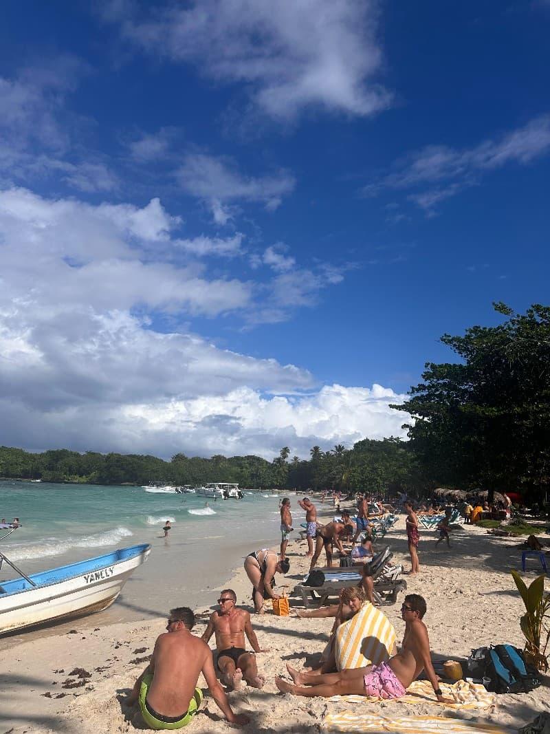 Grupo disfrutando en la playa de Samaná