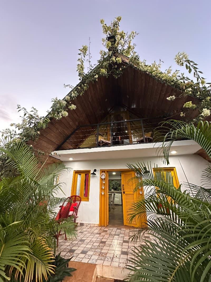 Casa tropical con ventanas amarillas